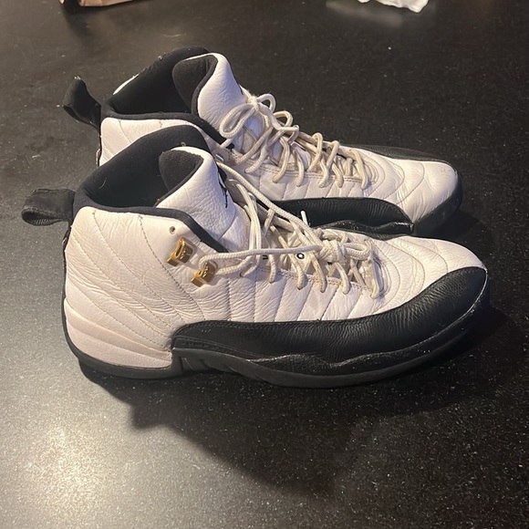 Men’s Jordan 12 Taxi - Picture 3 of 6